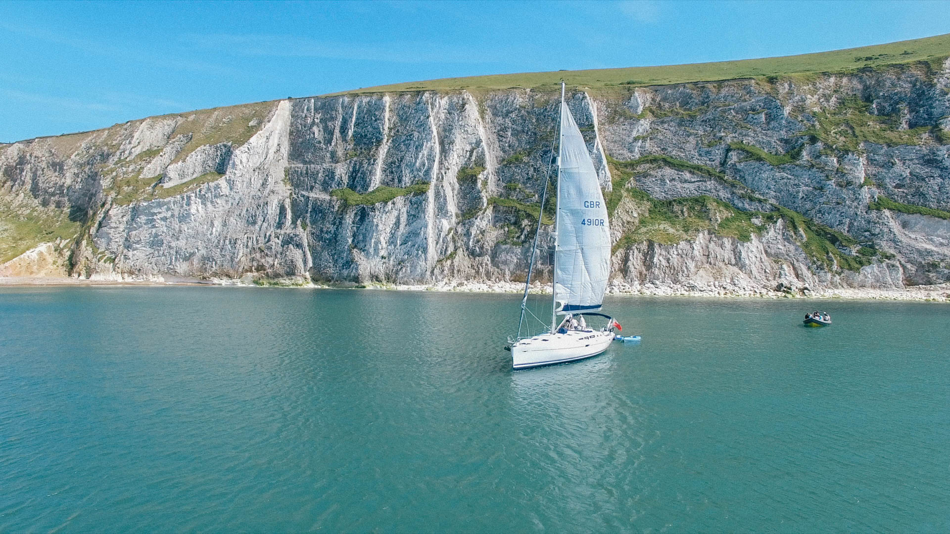 yacht alum bay cliffs